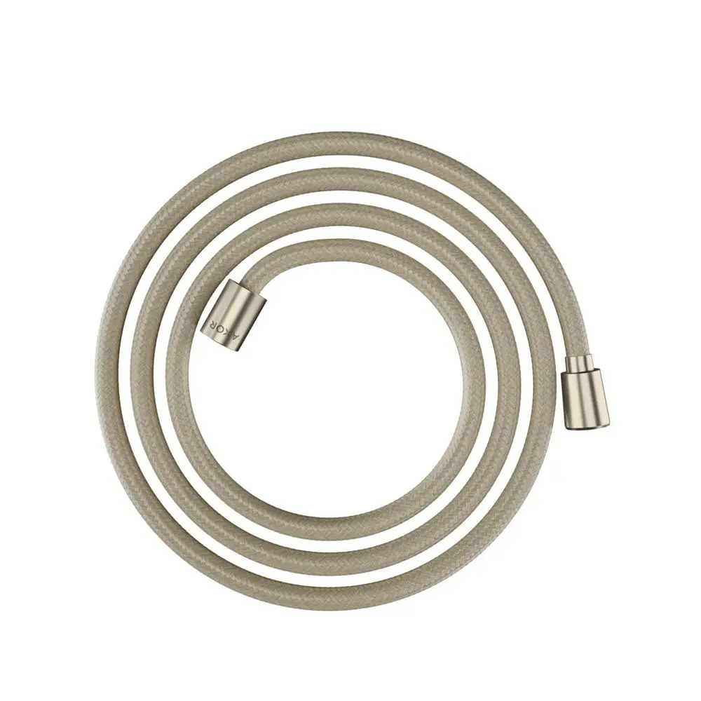 Textilbrauseschlauch in hellem Farbton, spiralförmig aufgewickelt, mit konischer und zylindrischer Mutter in brushed Nickel, aus der AXOR ShowerSolutions Reihe.